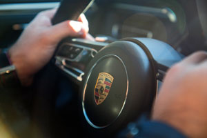 Nutzung eines Porsches als Dienstwagen: Anscheinsbeweis sprach gegen Gesellschafter-Geschäftsführer