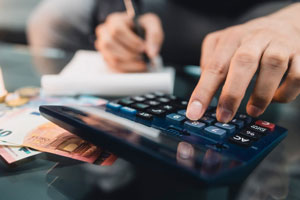 Geplante steuerliche Änderungen ab 2026: Entlastungen für Arbeitnehmer, Unternehmen und Gastronomie